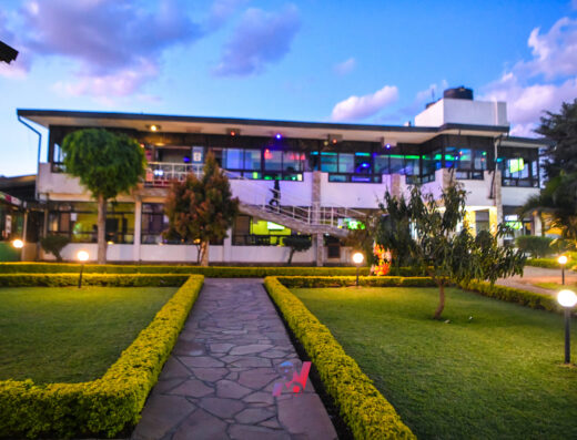 Castle Gardens Hotel showing the Hotel